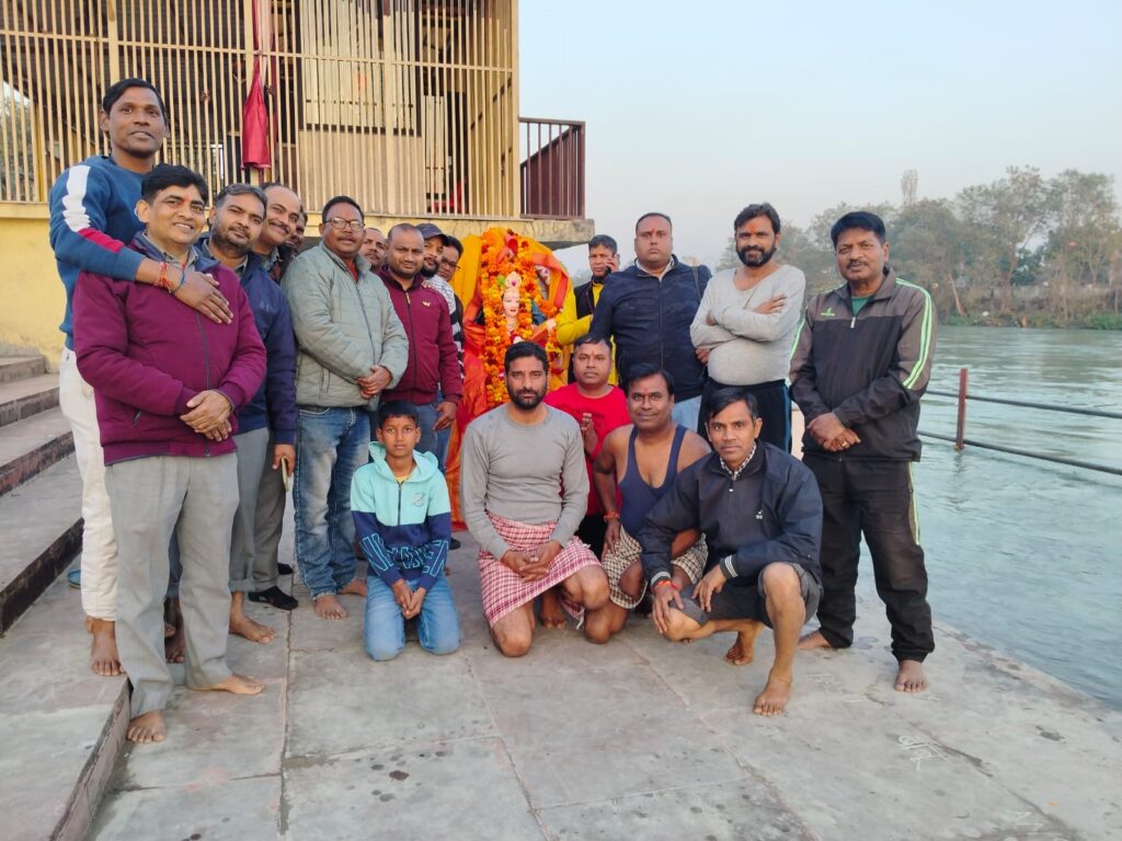 भोजपुरी समाज कल्याण समिति ने निकाली शोभायात्रा और भक्तों का उमड़ा जनसैलाब